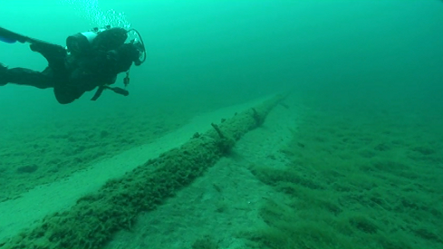 Line 5 Beneath the Straits of Mackinac. Photo: National Wildlife Federation Diver over unsupported section of the Line 5 pipeline