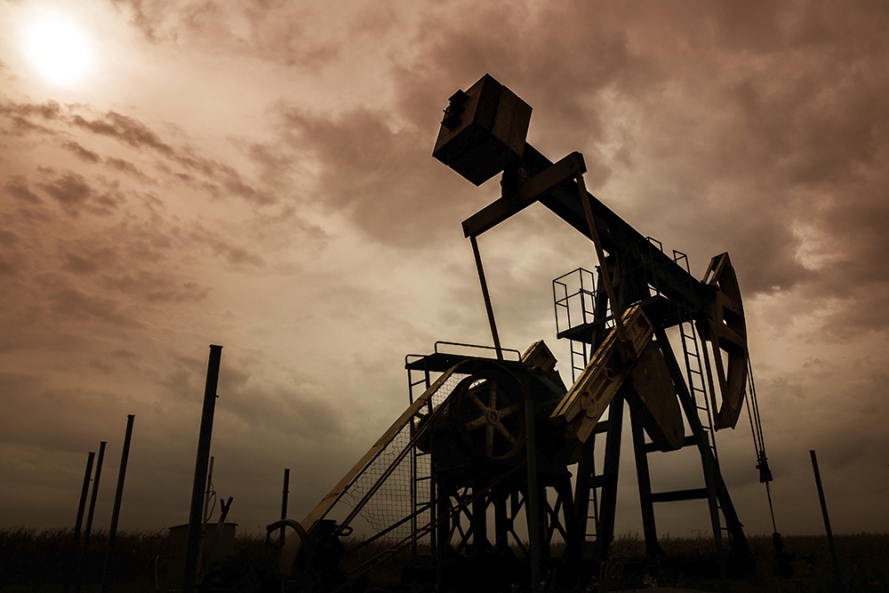 Oil and gas well silhouette photo: shutterstock, Calin Tatu