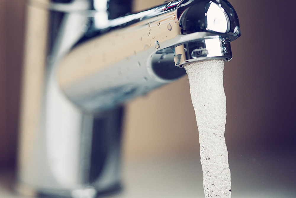 Water from a faucet / photo: istock