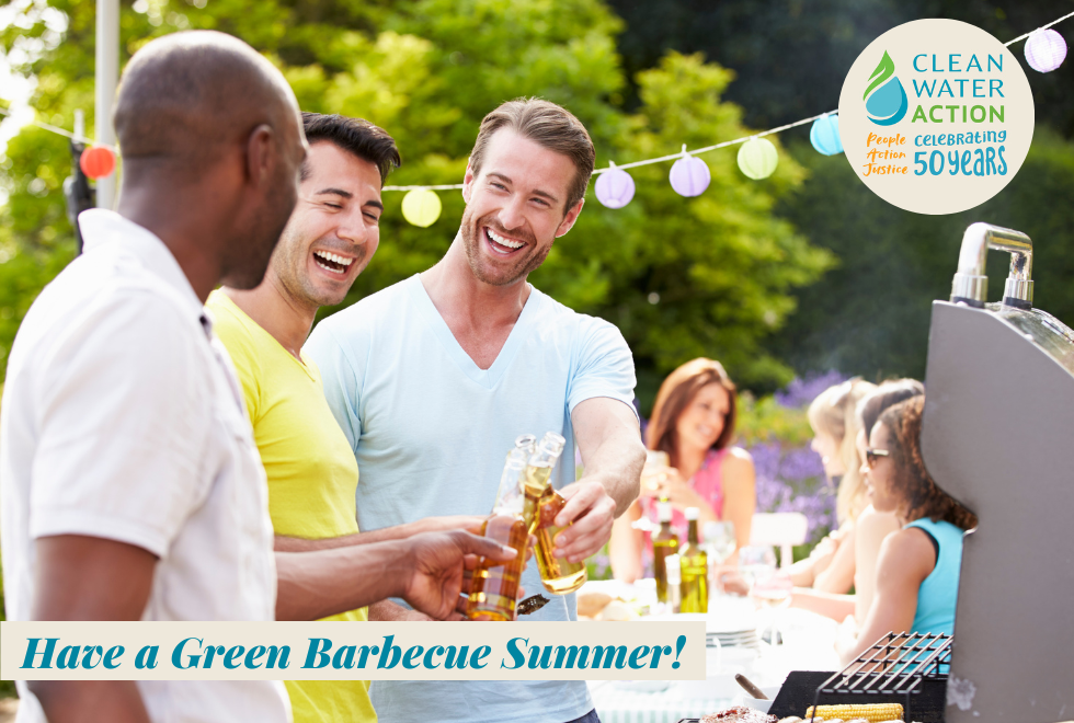 Friends outside a grill - Have a green barbecue summer!