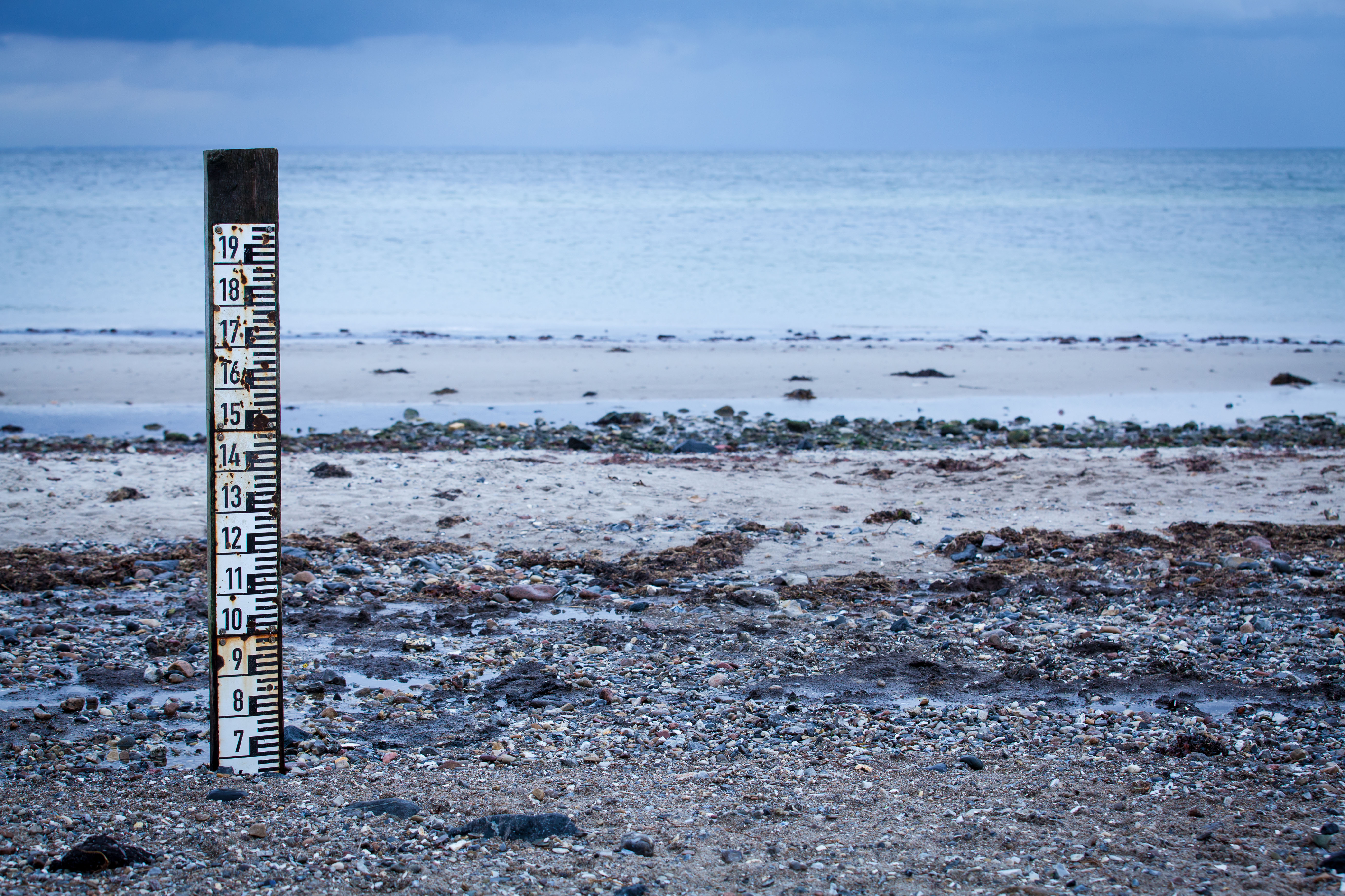 high & low tide marker. photo: JL-Pfeifer / shutterstock.com