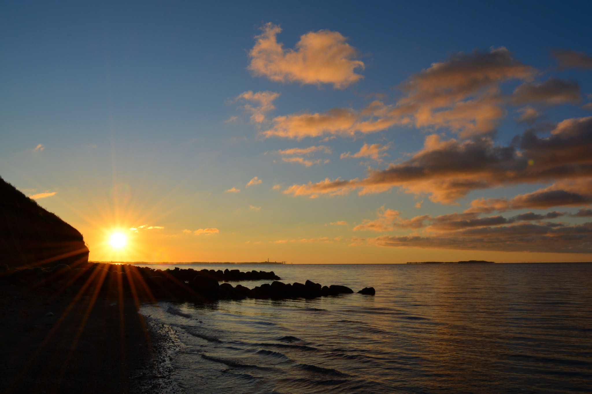 sunrise in winter over lake, photo: flickr.com/128502164@N07 CC