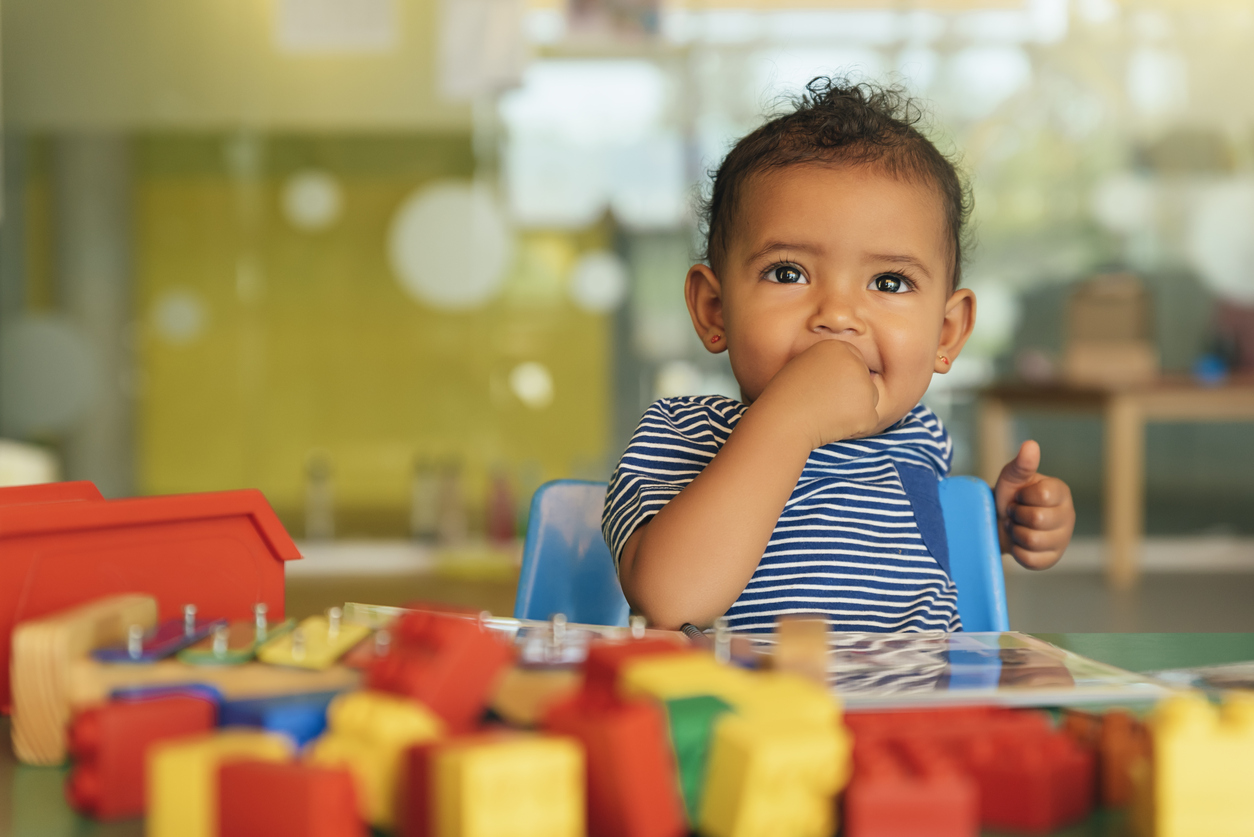 Child playing with toys / photo: istock