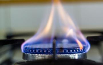 Image: Photo of a gas stove with flames. Source: Canva